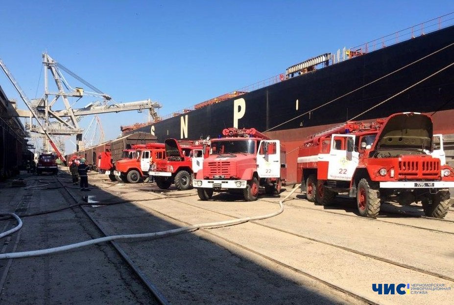 В порту "Черноморск" горело зернохранилище