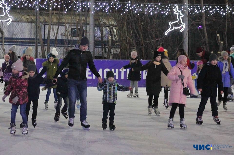 В канун Рождества в Черноморске состоялось открытие катка