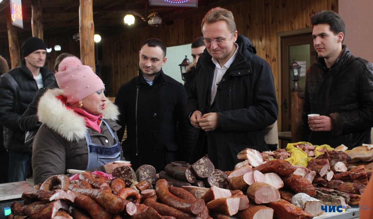 Кандидат в Президенты Украины Андрей Садовый сходил на одесский Привоз и дал советы по развитию туризма в регионе