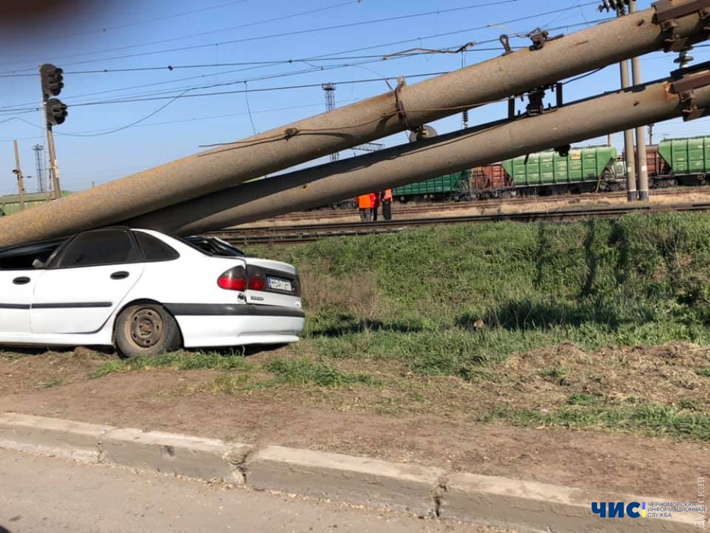 В Черноморске водитель легковушки сбил электроопору железной дороги