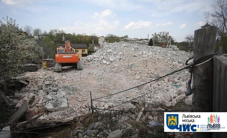 В Україні вперше знесли незаконний багатоповерховий будинок