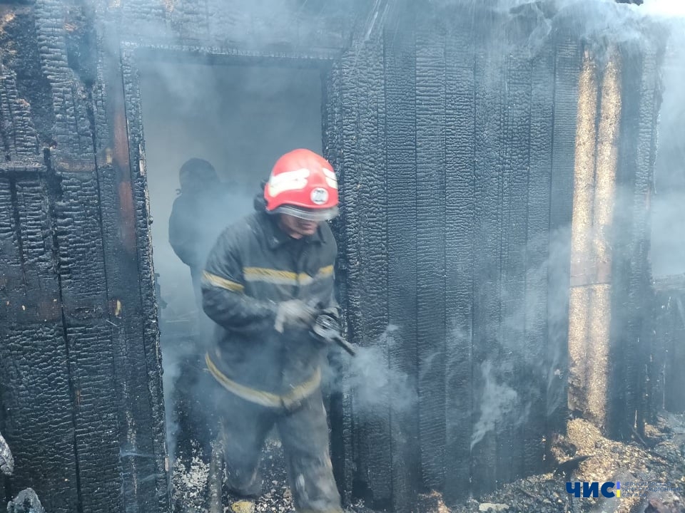 В Александровке произошел пожар: спасатели почти час боролись с огнем