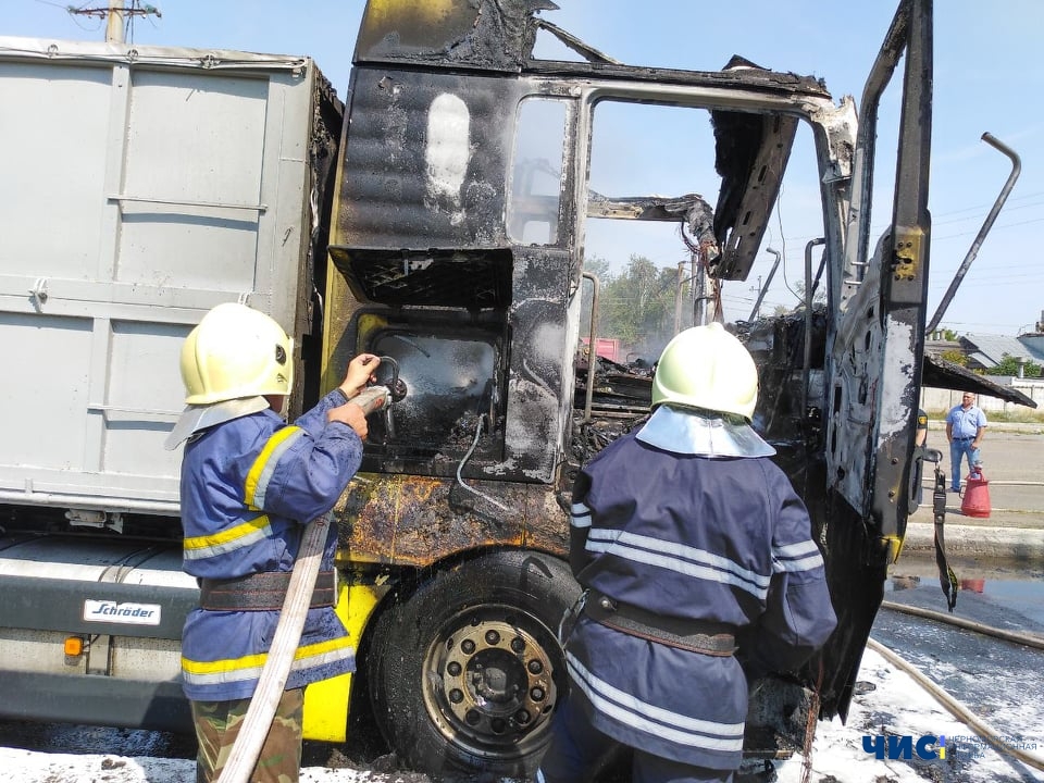 В Черноморске горел грузовой автомобиль: водитель получил ожог руки