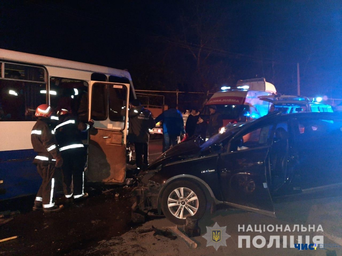 Вечернее ДТП под Черноморском: полиция сообщила о 8 пострадавших