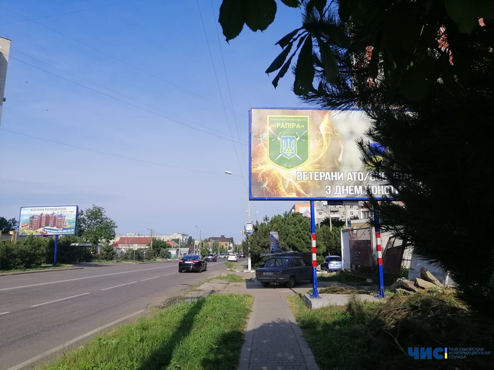 Почему на самом деле при въезде в Черноморск обрезали сосновые деревья?