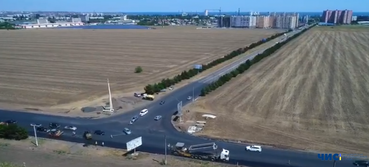 На въезде в Черноморск обустраивают дополнительные полосы движения