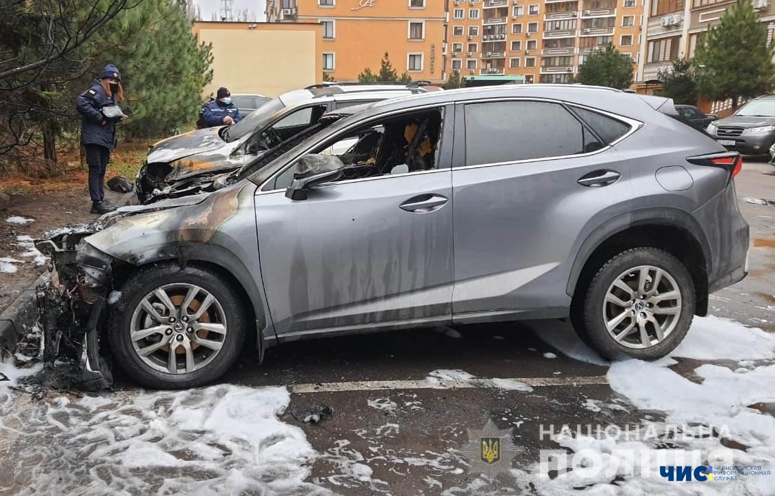 В Одессе на стоянке горели сразу три автомобиля