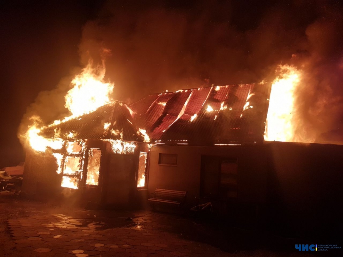 В Молодежном из-за новогодней гирлянды полностью сгорел дом