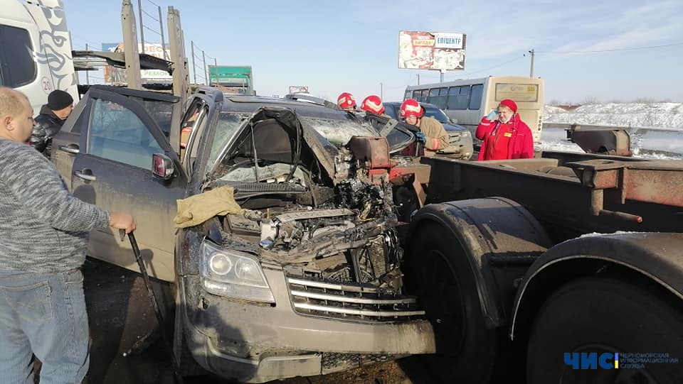 В Бурлачьей Балке легковой автомобиль врезался в фуру: есть пострадавшие