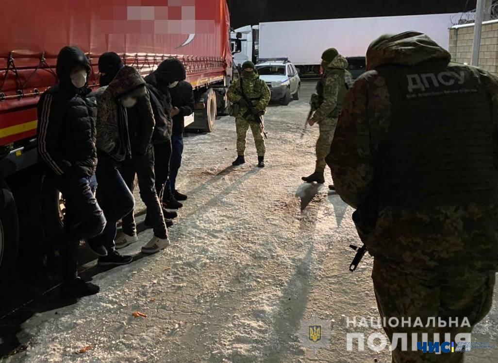 Злоумышленники, которые в Черноморске переправляли нелегалов через границу, предстанут перед судом