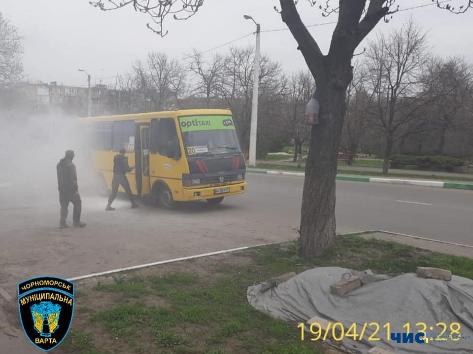 В Черноморске во время движения загорелась маршрутка