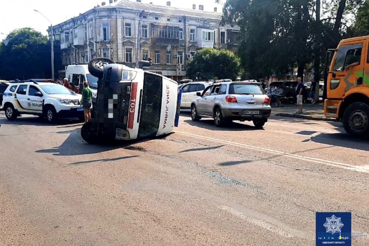 В Одессе перевернулся автомобиль «скорой помощи»