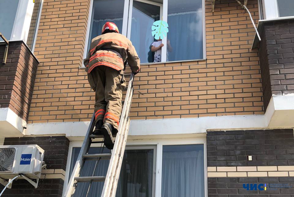 В Черноморске спасли ребенка, который стоял на подоконнике на втором этаже