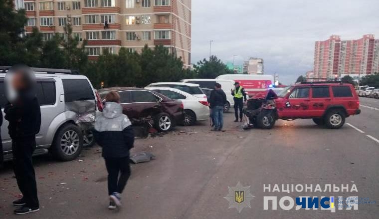 В Черноморске произошло ДТП с участием 6 автомобилей: полиция выясняет подробности