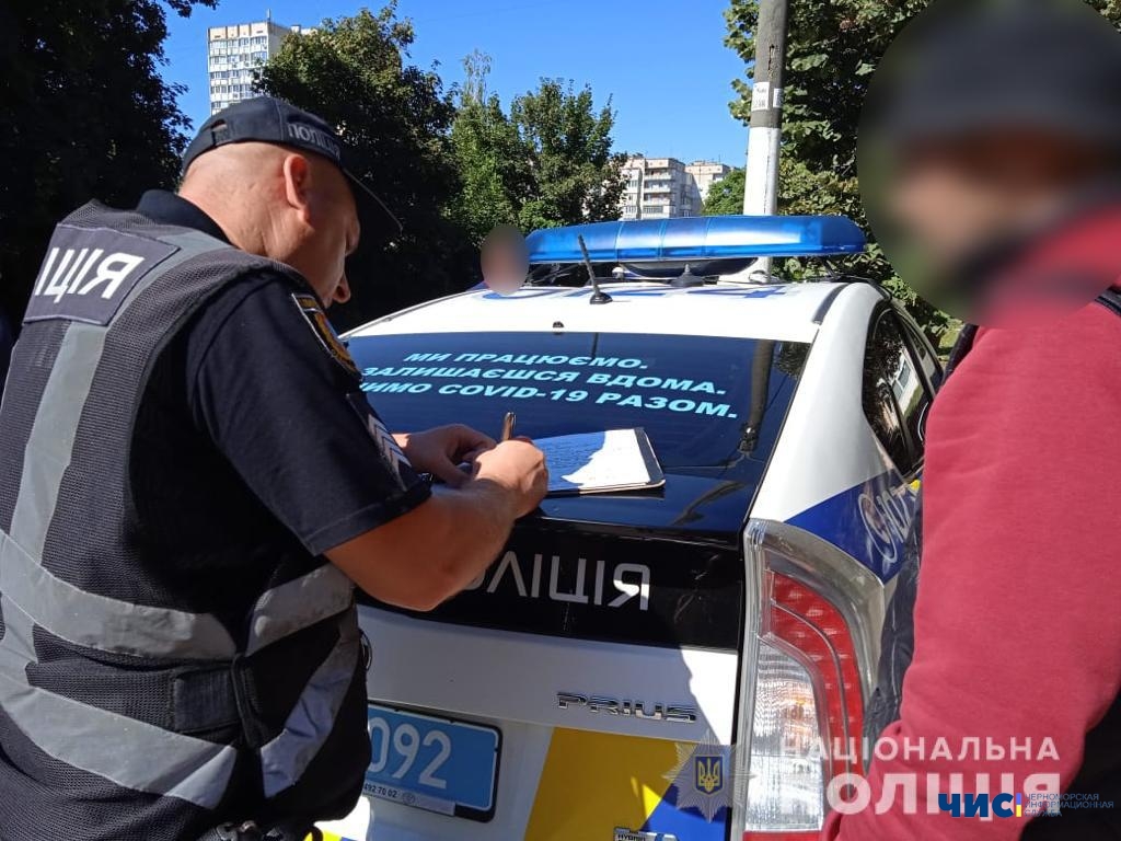 В Черноморске полицейские остановили авто с пьяным водителем и наркотиками