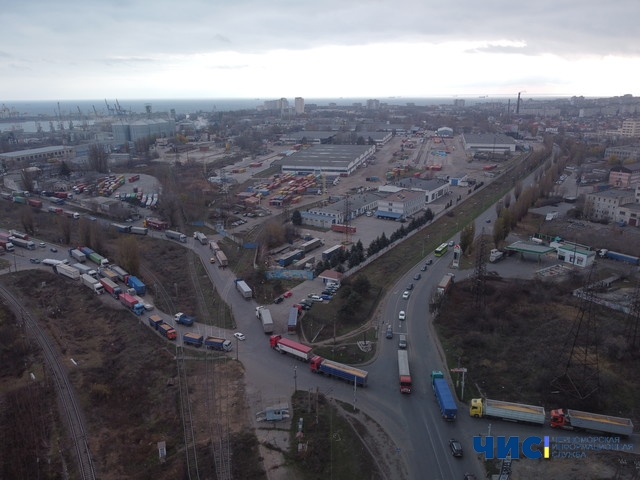 В Черноморске перекроют движение на железнодорожном переезде при въезде в порт