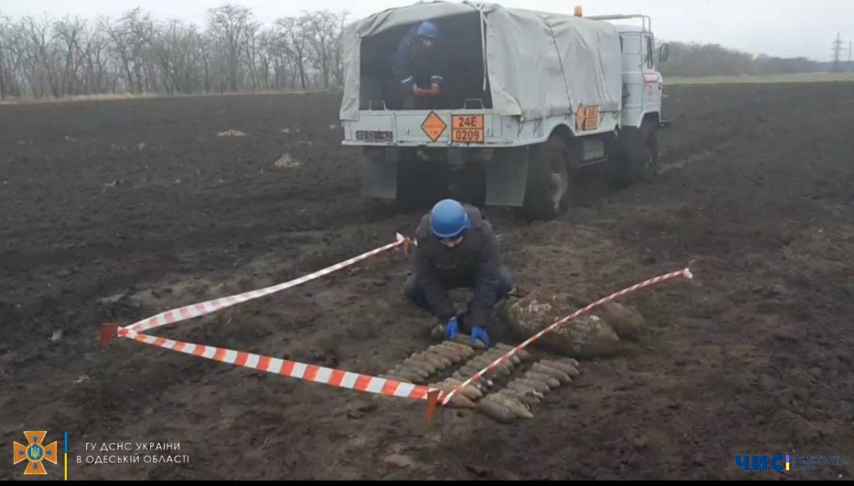 В Великодолинском в поле обнаружили снаряды и бомбы времен Второй мировой войны