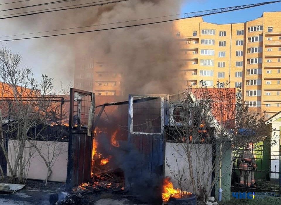 В Черноморске произошел пожар: горел гараж во дворе дома