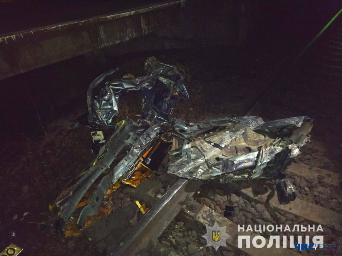 В ДТП на железнодорожном переезде возле Великодолинского погиб водитель легковушки