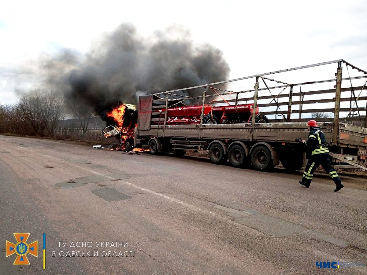 В Одесской области на трассе загорелась фура