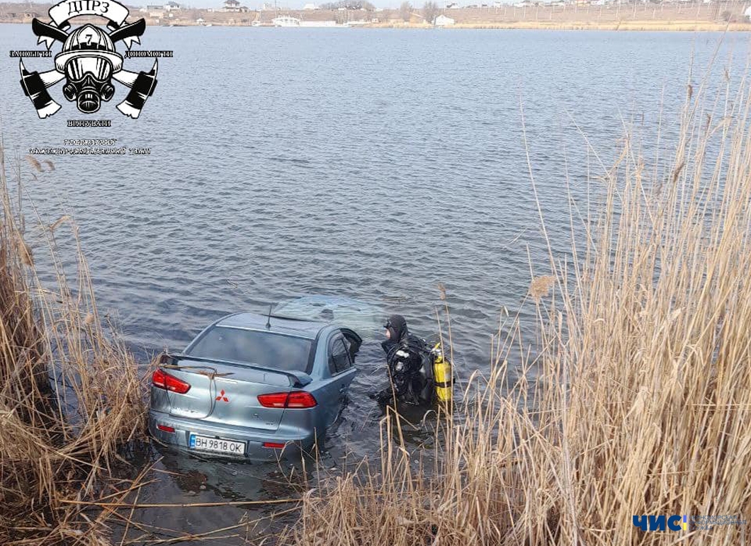 В Малодолинском в водоеме утонул автомобиль