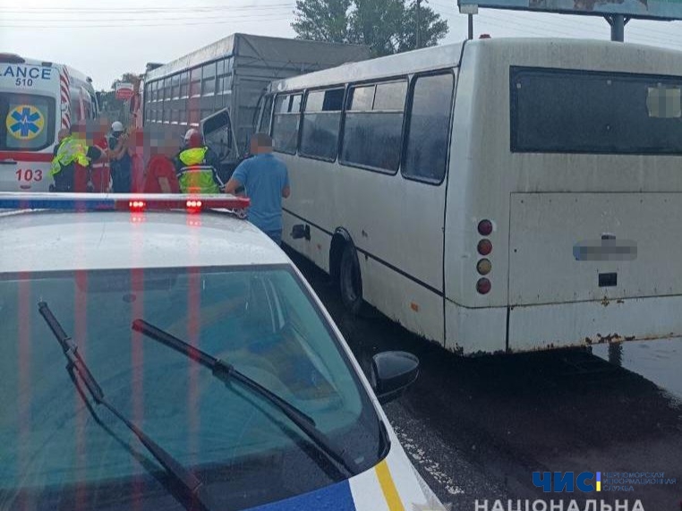 Маршрутний автобус Чорноморськ-Одеса потрапив в ДТП:   5 людей потрапили до лікарні