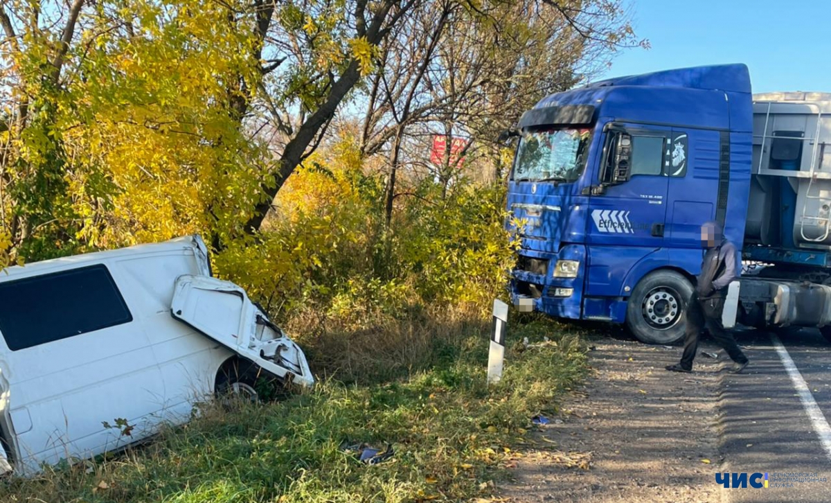 На трасі в Одеській області сталися одразу 2 масштабні аварії: є постраждалі