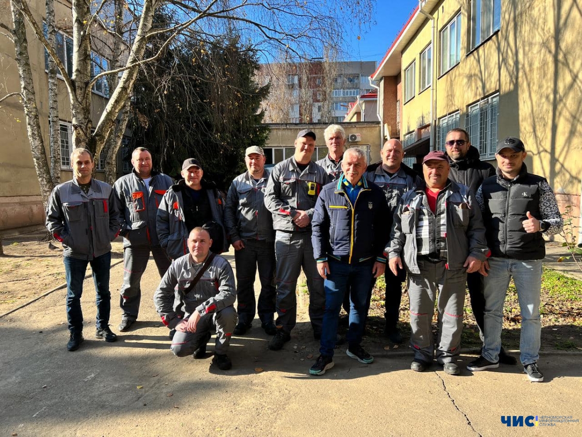 Спеціалісти із Чорноморська допомагають ліквідовувати наслідки обстрілів у місті-герої Миколаєві