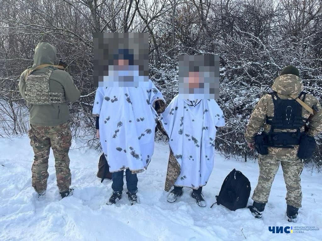 На Одещині затримали чоловіків, які в білих маскхалатах спробували перетнути кордон