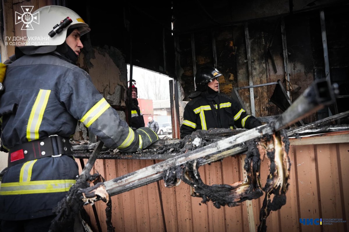 Пожежу біля «Сьомого кілометра» гасили майже 30 рятувальників