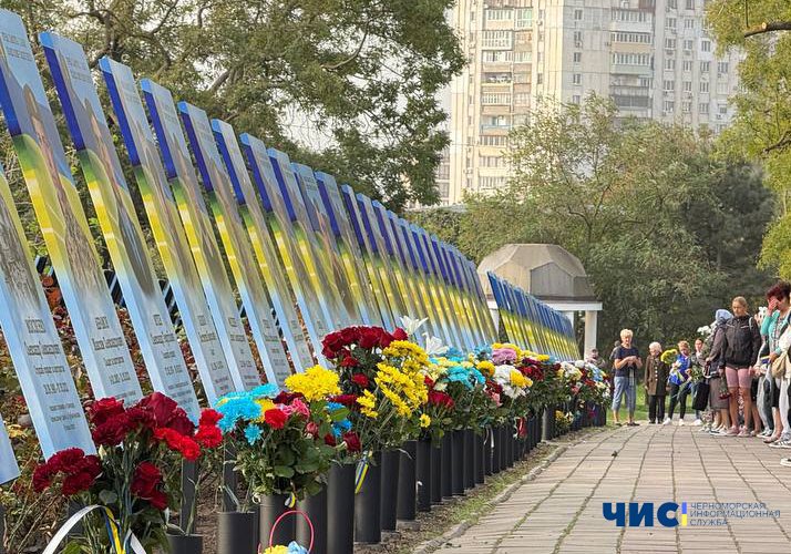 У Чорноморську проводять ремонт зовнішнього освітлення на Алеї Пам’яті