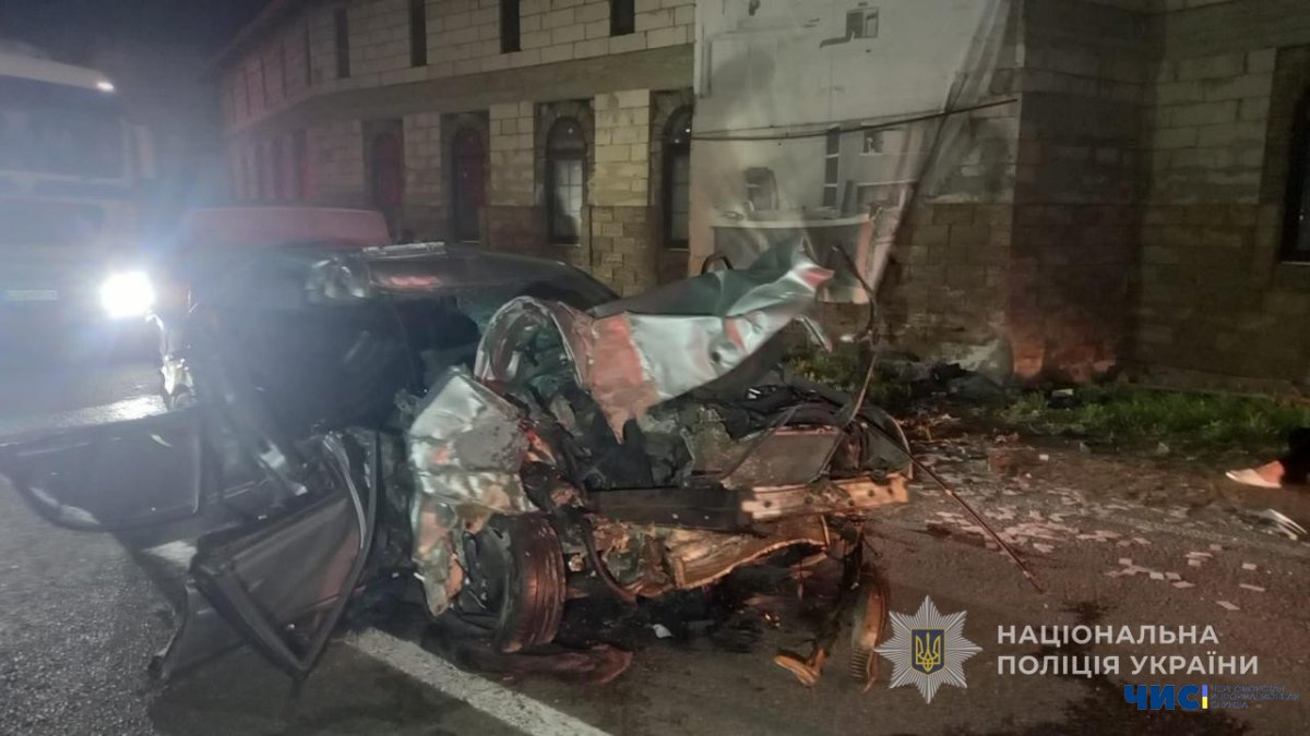 На Одещині п’яний водій влетів у стіну будинку: є загиблі