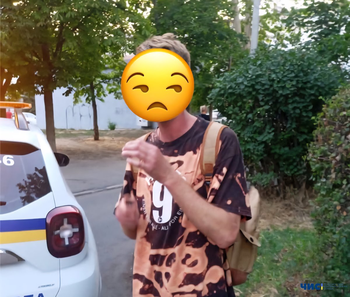 У Чорноморську чоловік на вулиці кидався на людей з молотком  в руках