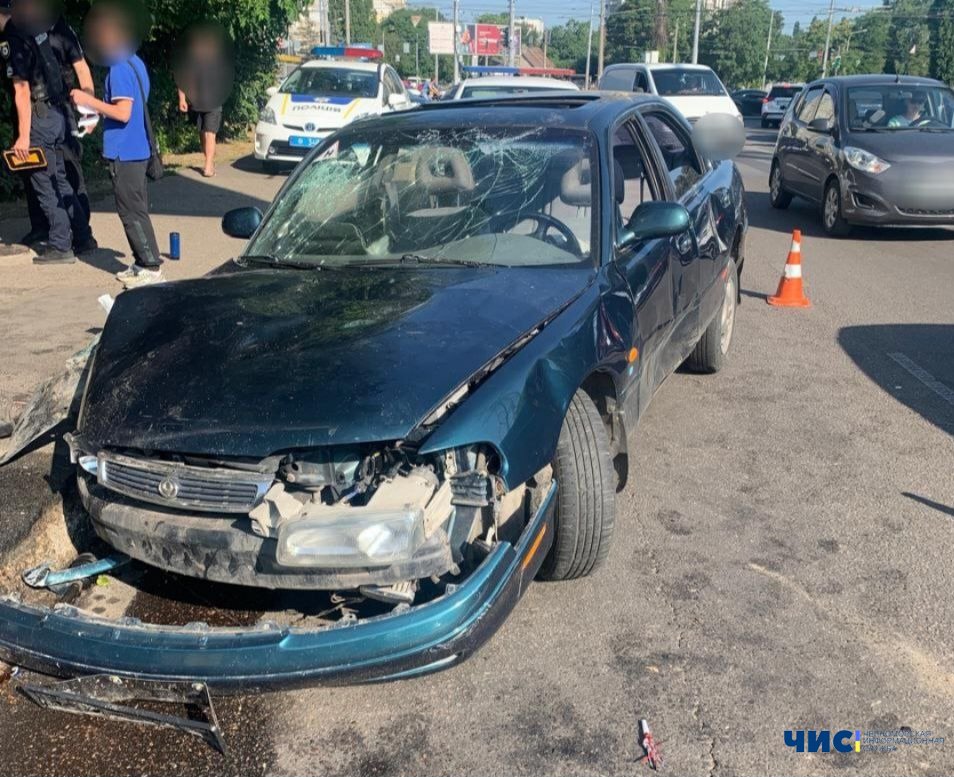 В Одесі неповнолітній хлопець сів п'яним за кермом і влетів у стовп