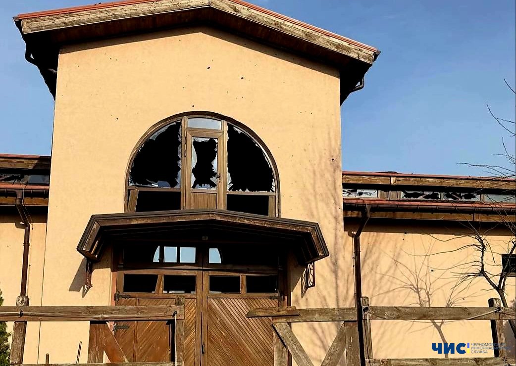 Уночі ворог знову атакував дронами Чорноморськ: пошкоджені будинки, кінний клуб та АЗС