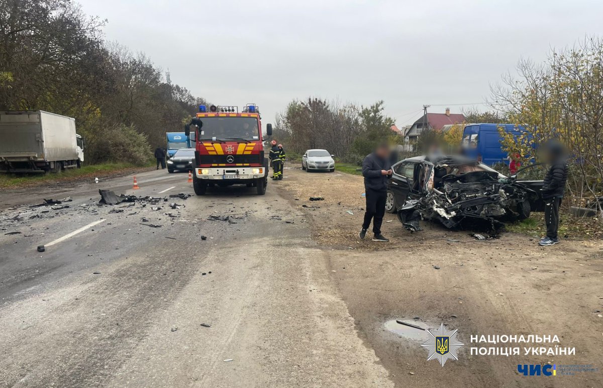 Поблизу Чорноморська зіткнулись фура та легковик: постраждали обидва водії
