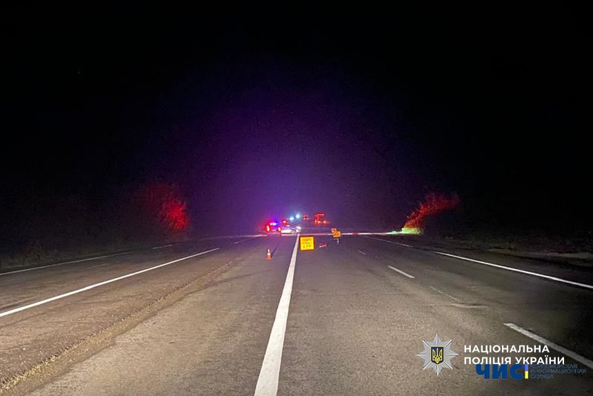 Моторошна аварія на Одещині: чоловіка переїхали одразу 3 вантажівки