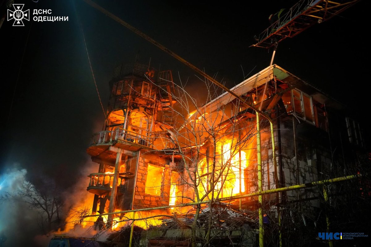 Уночі у Молодіжному згорів 3-поверховий будинок