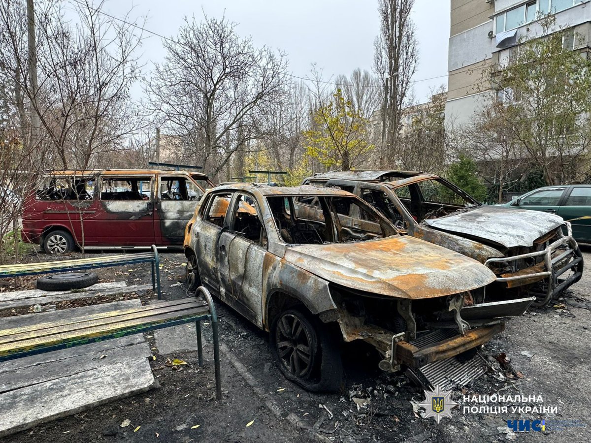 В Одеському районі 21-річний хлопець палив автівки: постраждало 5 машин