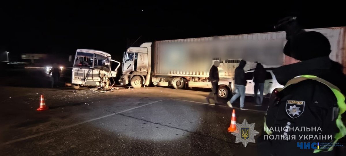 Поблизу Чорноморська вантажівка зіткнулась з автобусом: є постраждалі