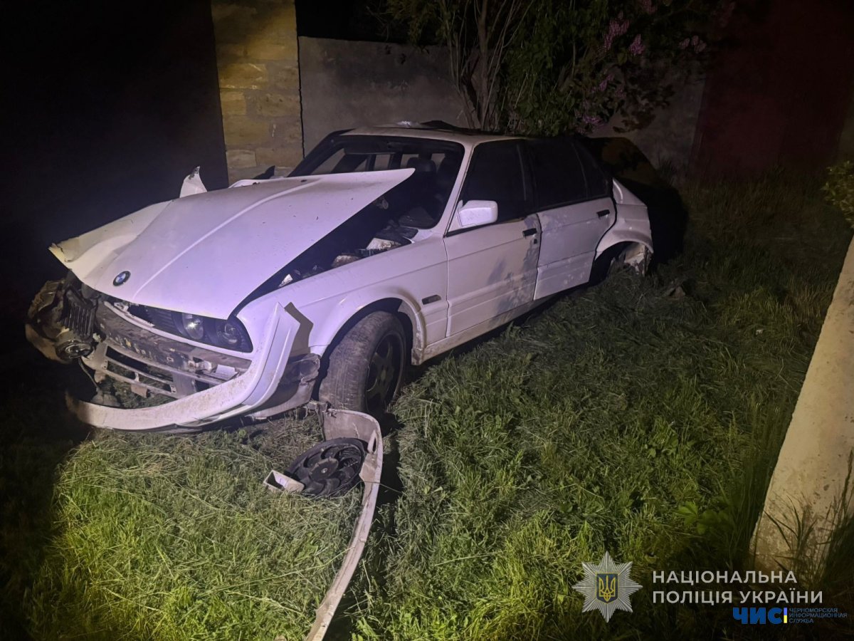 В Одеському районі 19-річний водій «BMW» без прав врізався в електроопору: травмовані дві дівчини