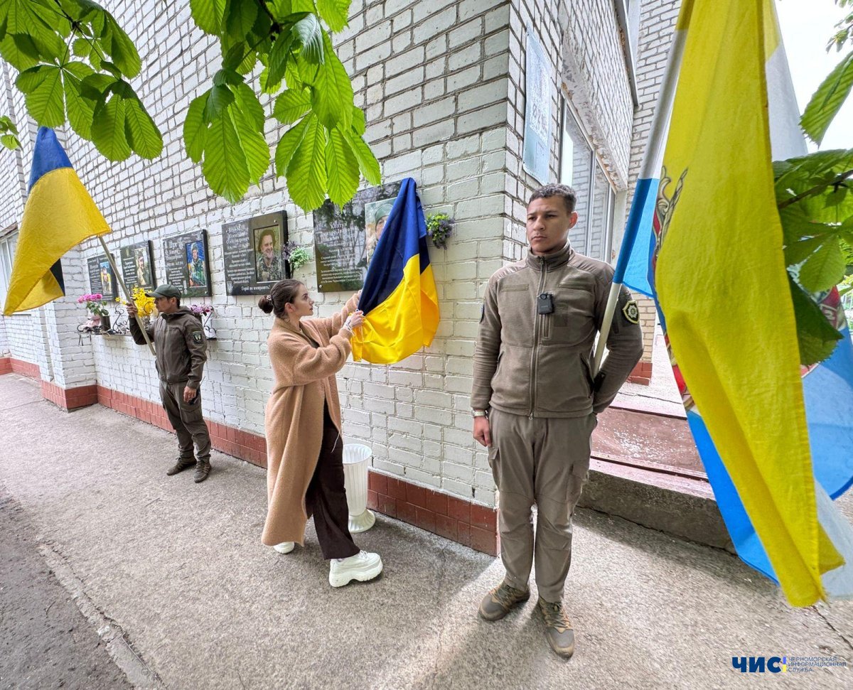 У Чорноморську відкрили меморіальну дошку полеглому захиснику України - Дмитру Колтуну