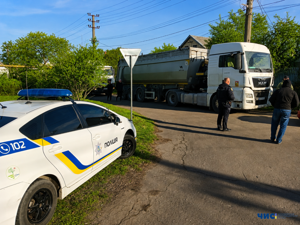 У Чорноморській громаді заборонили проїзд вантажівок через Олександрівку