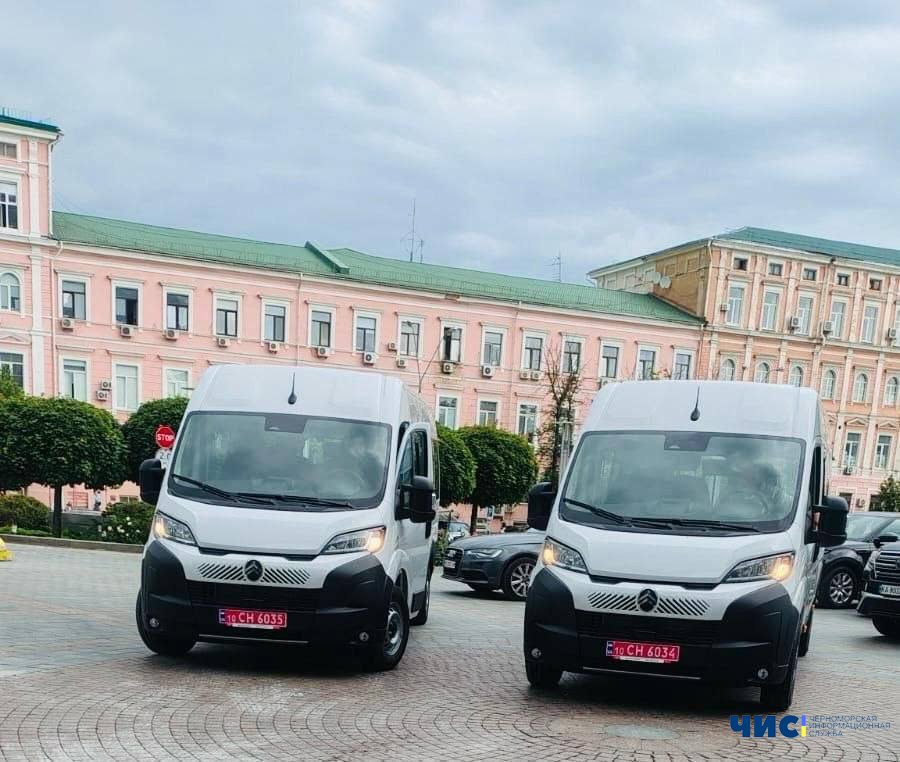 Чорноморськ отримав 2 спеціалізовані автомобілі соціального таксі