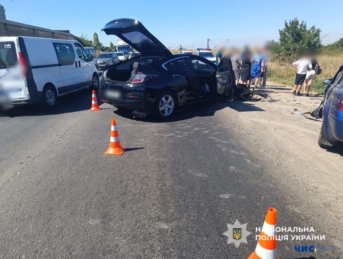 По дорозі до Чорноморська сталась аварія, в якій постраждало 4 людей, серед них 2 дітей